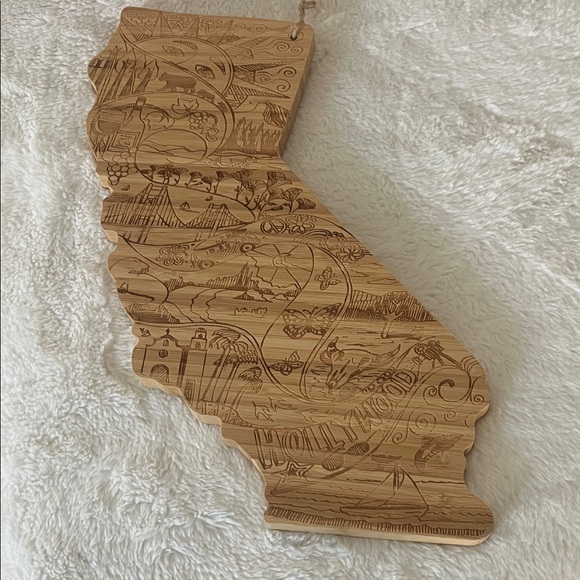 Island Bamboo Other - CUTTING
& SERVING
BOARD
Hand wash only with warm water and mild detergent